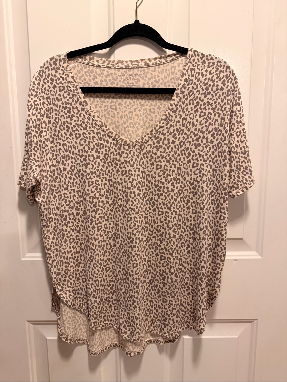 American Eagle Outfitters Beige Leopard V-Neck Short Sleeve Tee
